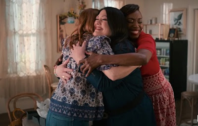 Tres mujeres se abrazan