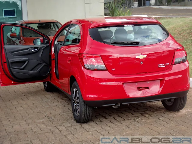 carro chevrolet Onix 2014 - vermelho