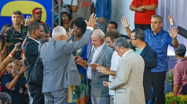 Lula assina lei que protege o direito de cultos e torna crime ataques e fechamento de igrejas