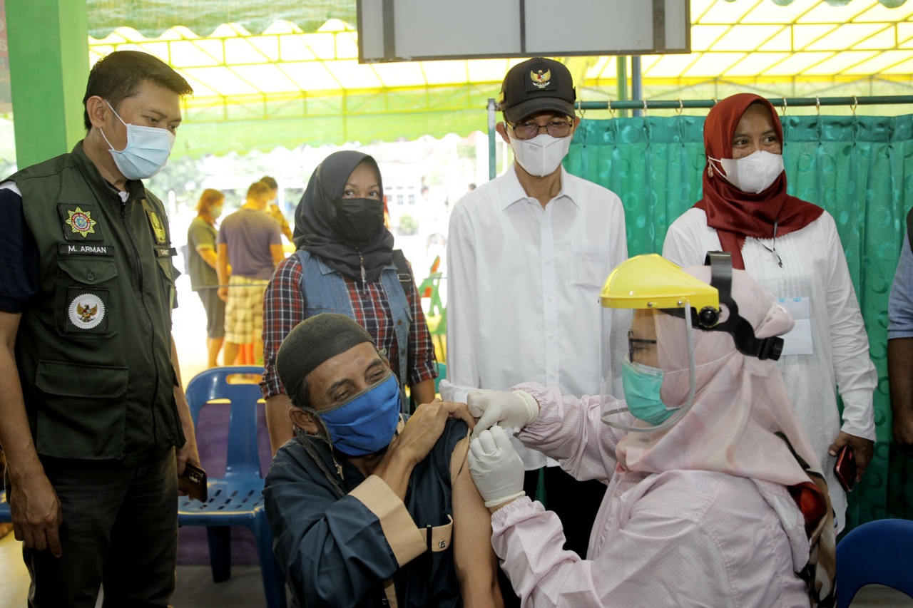 Amsakar Apresiasi Antusias Warga Batam Mengikuti Vaksinasi Massal, Capaian Warga Batam Divaksin 288.584 Orang