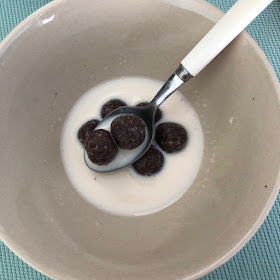 Billes de céréales chocolat-noisettes maison façon Nesquik dans bol de lait