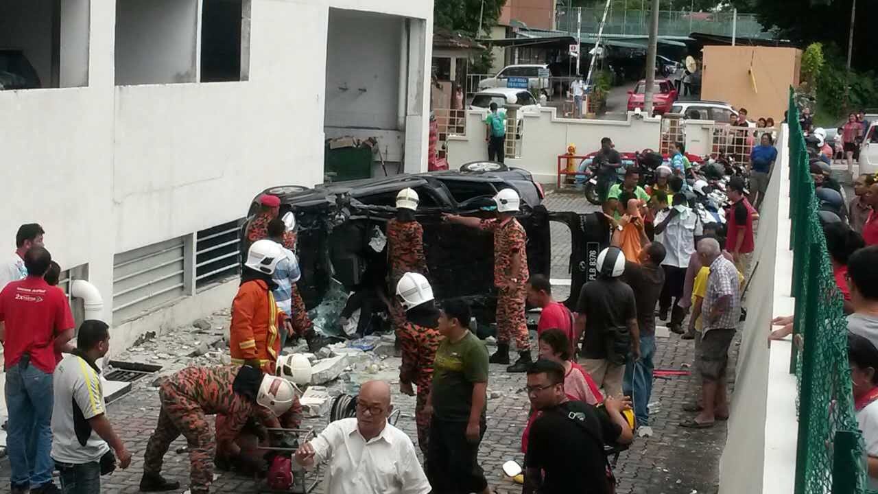 [ 2 Gambar ] Wanita Kritikal Kereta Terjunam Dari Tingkat 