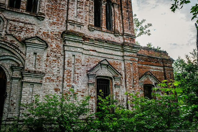 Основание старой кирпичной церкви