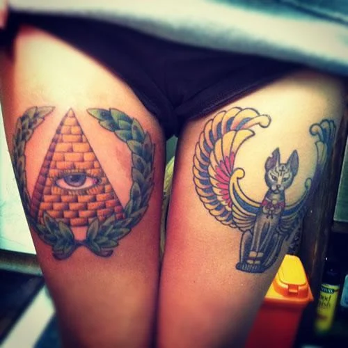 Tatuaje de Pirámide en el Muslo de Mujer