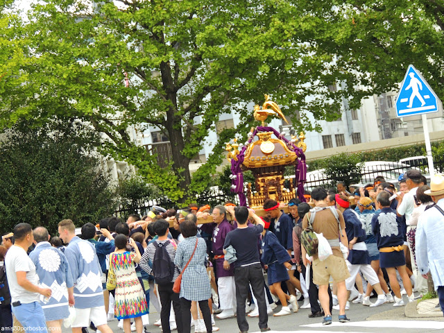 Mikoshi en Procesión por Asakusa, Tokio