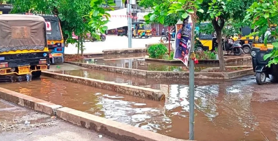 ത​ല​ശ്ശേ​രി പ​ഴ​യ ബ​സ് സ്റ്റാ​ൻ​ഡി​ലെ ഓ​ട്ടോ സ്റ്റാ​ൻ​ഡ് വെ​ള്ള​ത്തി​ൽ മു​ങ്ങി.