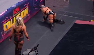 Julia Hart y Lady Frost en pelea bajo el ring por el Campeonato TBS.