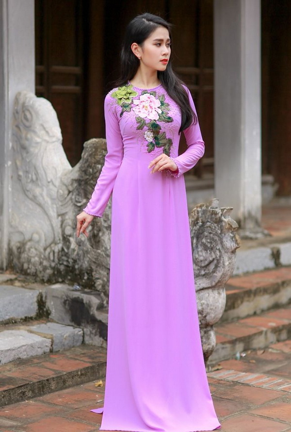 Thiếu nữ áo dài tím hoa cà