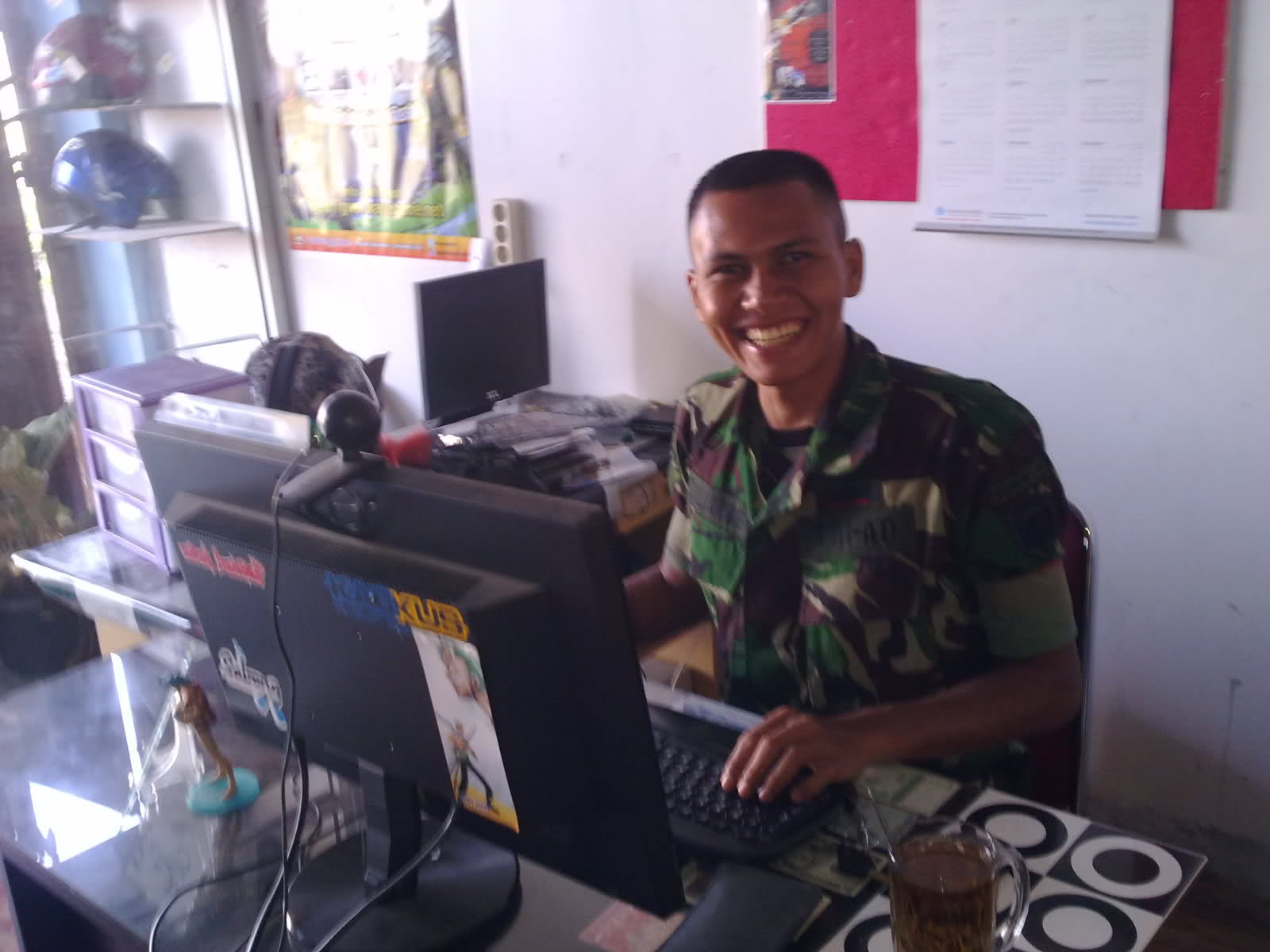 Seorang TNI Bermain Game Warcraft Di Warnet Unikgaul