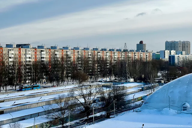 вид с Большого Ореховского холма, Шипиловский проезд, жилой дом 1974 года постройки, гаражи (ГСК «Орехово-Борисово»)