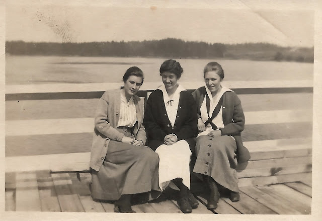 Florence Smith with two friends, Smith Family photos, around 1917