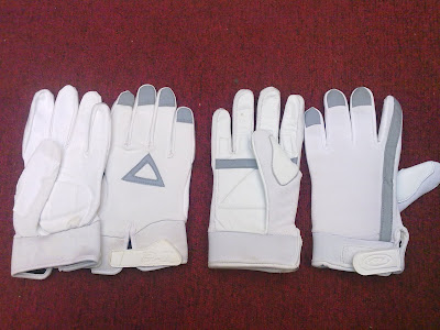 Glove putih saiz dari M hingga XL nk yg ada logo polis pun ada. RM35 sepasang 017 6837745 (am)