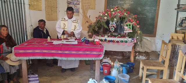 Weihnachtsgottesdienst in Huayllas Bolivien. Die Kinder bekamen etwas Süßes aus Sucre nach der Messe.