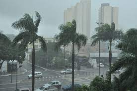 A previsão do tempo para esta segunda-feira (26) é de céu nublado com chuva e chance de trovões isolados em todo estado de Goiás .