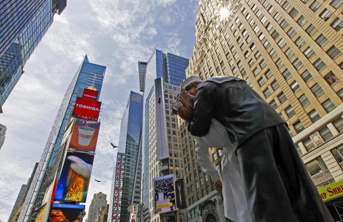 time-square-kiss (4)