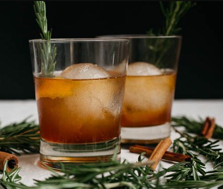 CINNAMON ROSEMARY OLD FASHIONED #drinks #cocktails