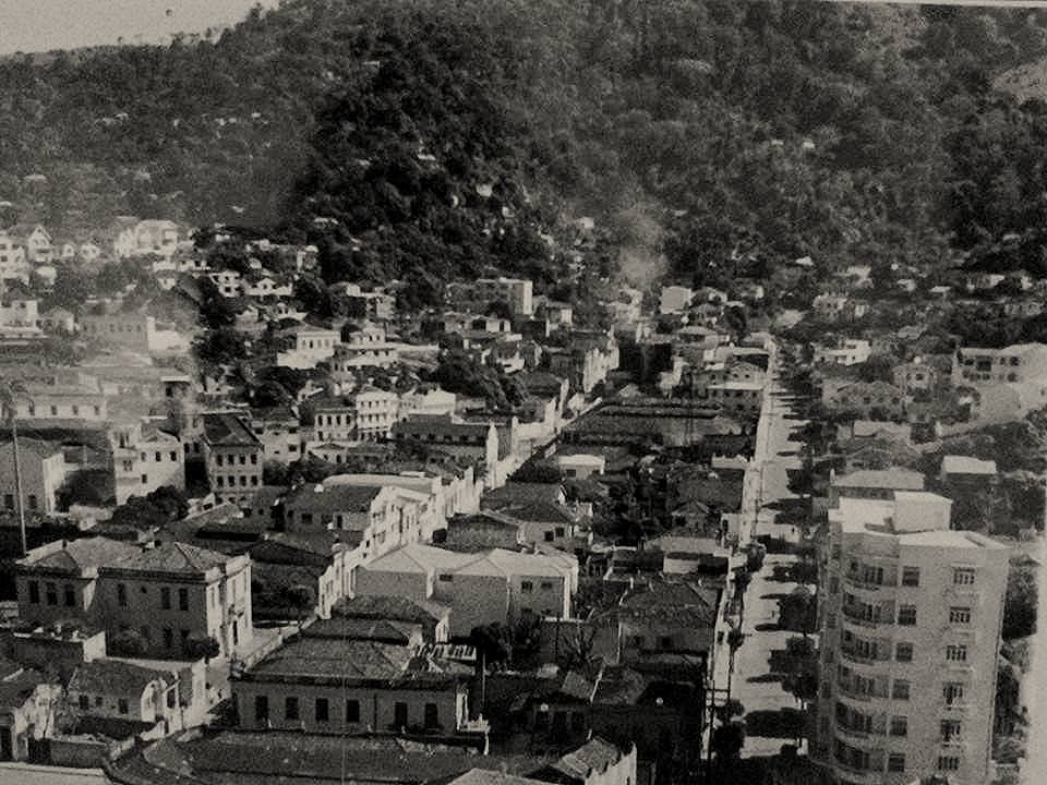 Vista parcial de Vitória por volta de 1950 com as ruas Sete de Setembro e Graciano Neves. À esquerda, a Prefeitura Municipal, demolida nos anos 70.