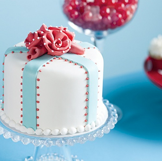 Using mini wedding cakes on each table not only looks adorable