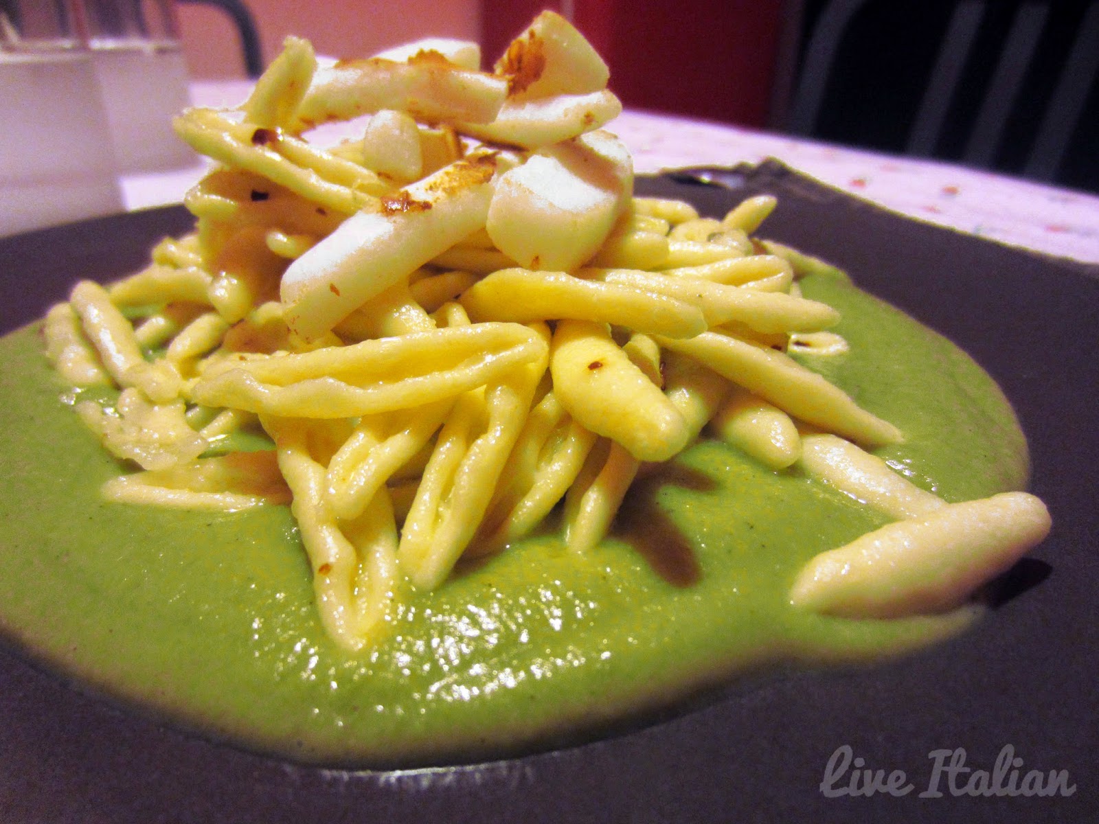 Cicatelli con calamari su crema di piselli