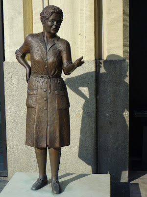 Bronze stature in memory of Hamburg's actress and musician Heidi Kabel