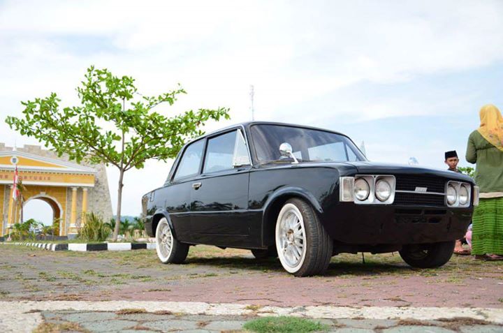  SEDAN  KLASIK Fiat  124  1973 Mobil  Mewah Di Zamannya 