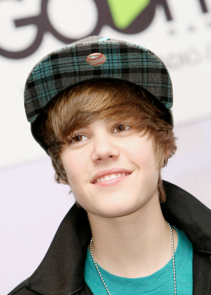 Justin Bieber-The Beautiful Young Singer Biography,Photos 
