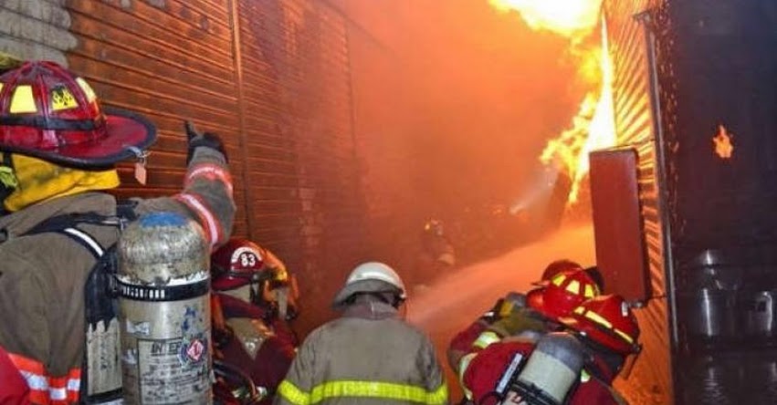 INCENDIO EN EL CENTRO DE LIMA: Incendio consume centro comercial en jirón Ayacucho [FOTO - VIDEO]