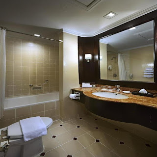 Kamar mandi Hotel Berjaya Penang dekat RS Adventist