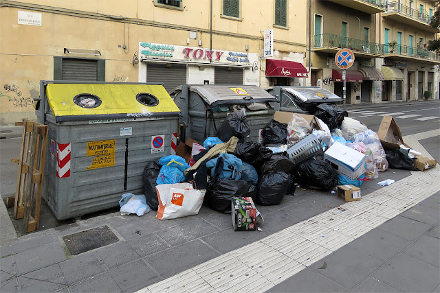 Spazzatura ammucchiata intorno ai cassonetti, via Ernesto Rossi, Livorno