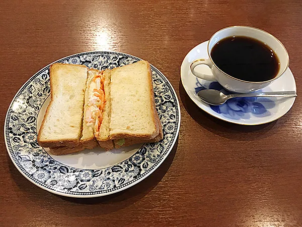 下高井戸駅の自家焙煎珈琲が頂けるジャズ喫茶『COFFEE & ROASTER 2-3（ツースリー）』の自家製カッテージチーズと海老のサンド