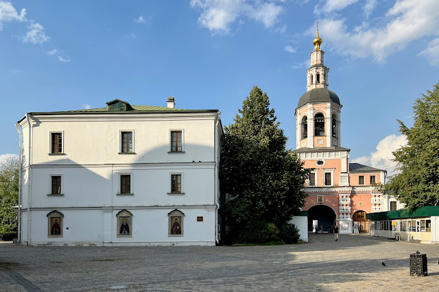 Данилов ставропигиальный мужской монастырь, Больничные палаты, надвратная колокольня с церковью Симеона Столпника