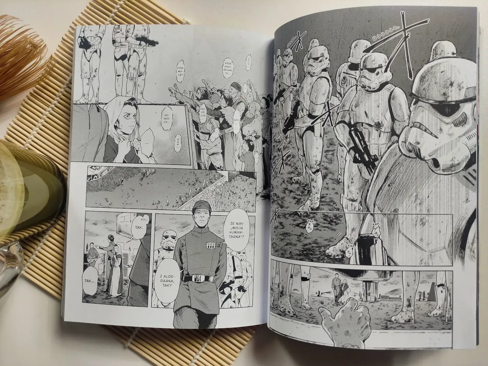 Strona mangi prezentująca szturmowców w Star Wars: Leia, Trzy wyzwania księżniczki