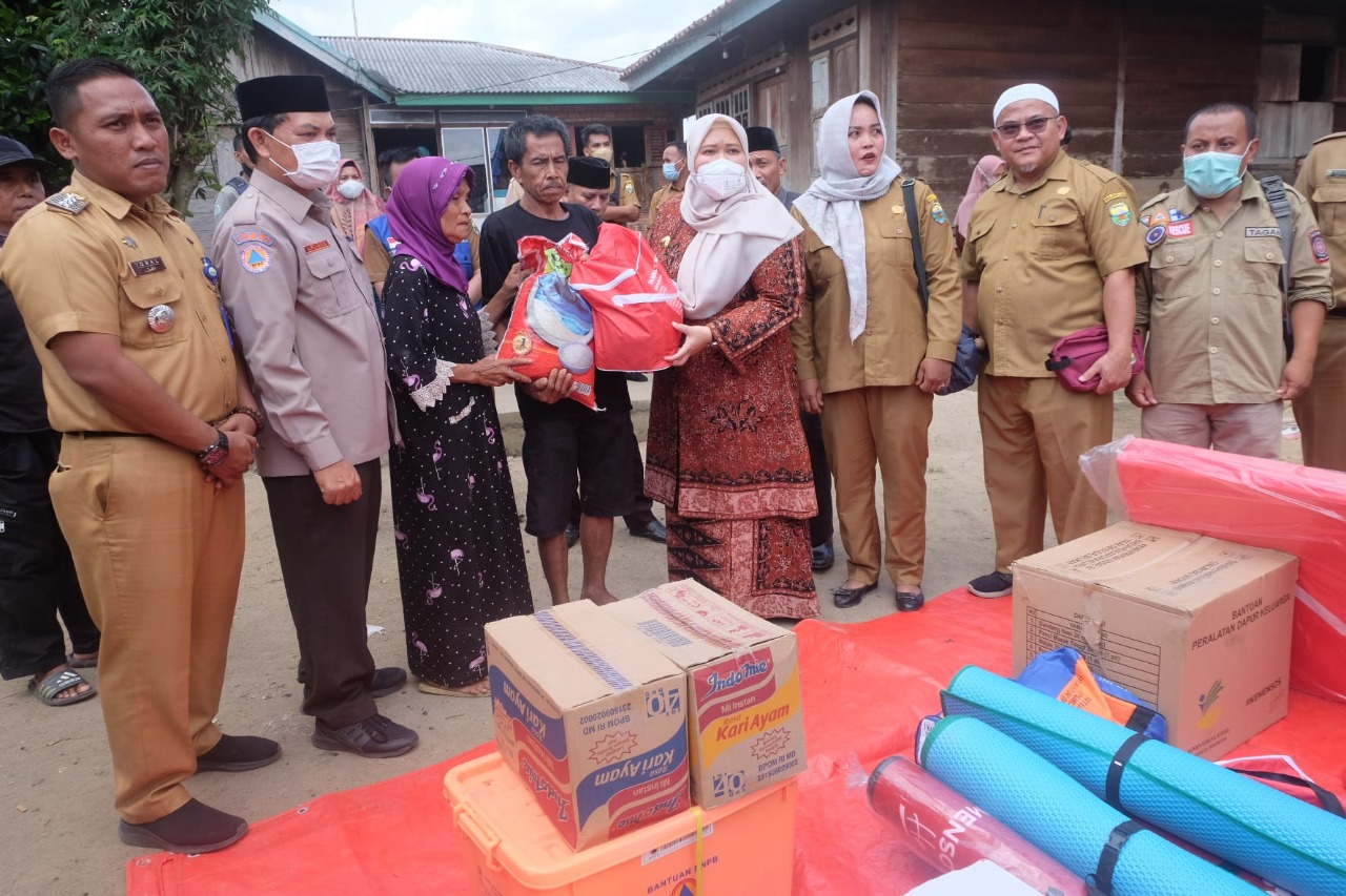 Bupati Masnah Berikan Bantuan kepada Korban Kebakaran