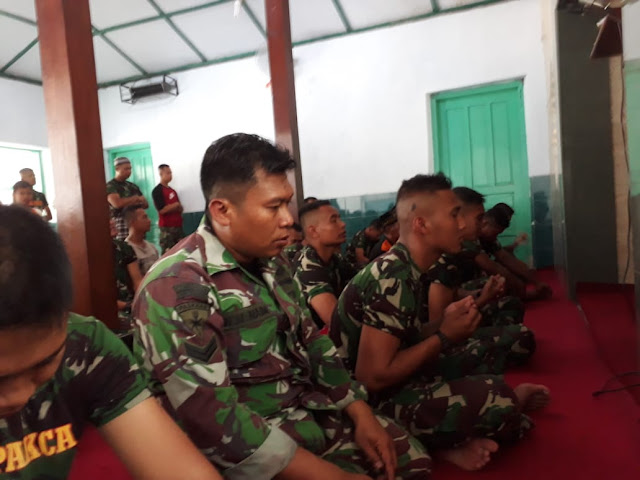 Prajurit Satgas TMMD Melaksanakan Shalat Berjamaah Bersama Warga