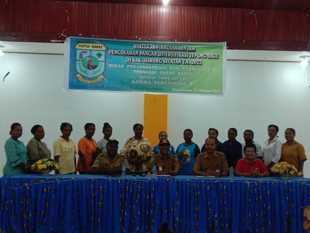Dinas Perindag Provinsi Papua Barat Berikan Pelatihan Pengolahan Kue Tepung Sagu Bagi Ibu -Ibu OAP Sorong Selatan