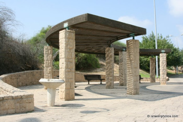 The Park is constructed along the banks of the river Lachish that circles the city Ashdod