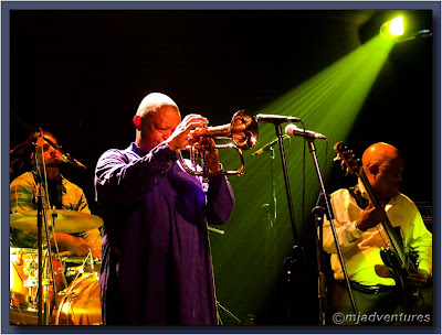 Hugh_Masekela_plays_fluegelhorn