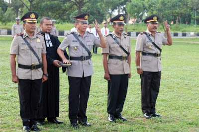 Tiakur,Malukupost.com - Jabatan Kapolsek Moa Lakor dan Kasat Intelkam Polres Maluku Barat Daya (MBD) dilakukan rotasi yang dilakukan dalam upacara serah terima jabatan (sertijab), Rabu (12/6) dan bertindak selaku inspektur upacara, Kapolsek setempat AKBP S. Norman Sitindaon. Berdasarkan pantauan, penanggalan dan penyematan tanda pangkat, tanda jabatan langsung dilakukan oleh Kapolres MBD dalam upacara tersebut. Dan langsung mengambil sumpah jabatan oleh Pejabat yang baru. 