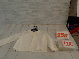 中古品　子供服　９５ｃｍ　ホワイト　長袖ブラウス　１１０円