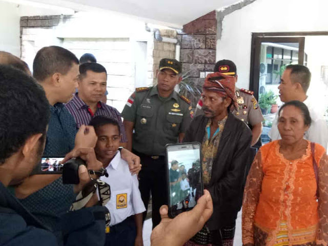 Panjat Tiang Bendera, Johanis Gama Marshal Lau Terima Penghargaan dari Jokowi