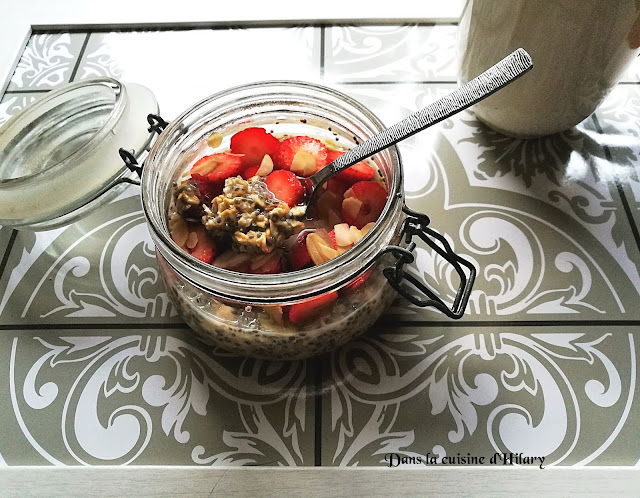 Overnight oats avoine et chia aux fraises et amandes - Dans la cuisine d'Hilary