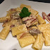 Rigatoni con scalogne al sherry con strisce di manzo - Rigatoni mit Sherry-Schalotten und Rindfleischstreifen