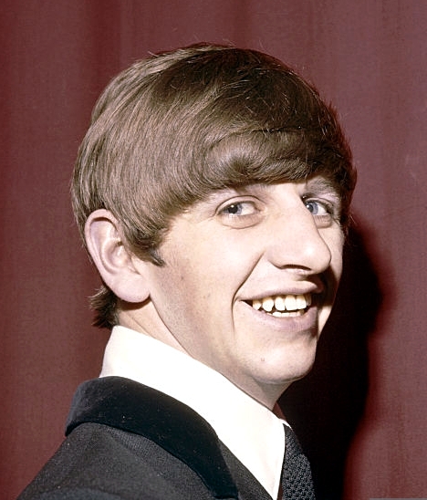 Ringo Starr frente a una cortina roja detrás del escenario en un lugar durante una gira por el Reino Unido en otoño de 1963