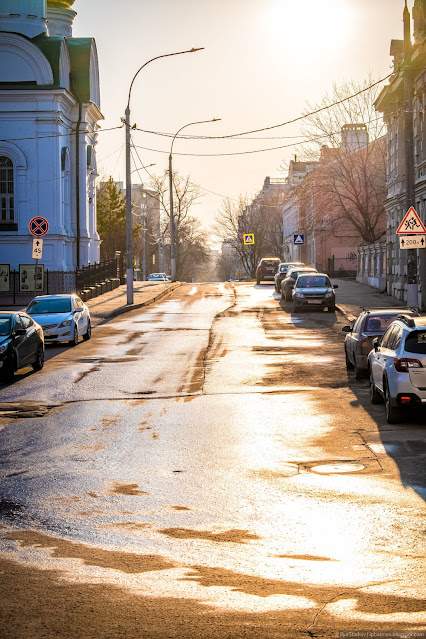 Городская улица залитая золотым солнечным светом