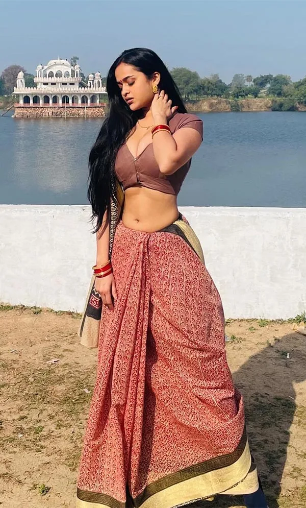 Prajakta Dusane saree hot curvy actress ullu app