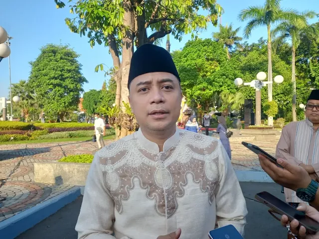 Wali Kota Surabaya Eri Cahyadi menjelaskan jam malam bagi anak-anak