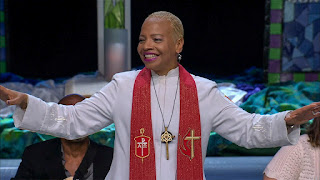 Die Präsidentin des Evangelisch-methodistischen Bischofrats Bischöfin Tracy Smith Malone segnet am letzten Tag der Generalkonferenz die Anwesenden.