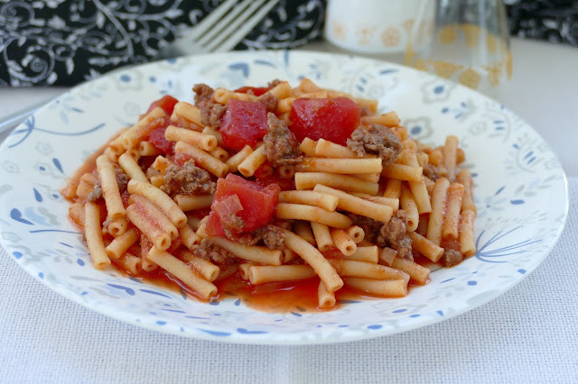 Delicious, easy and budget friendly lunch or dinner recipe! This goulash is ready in less than 30 minutes and great served with a salad, veggies and buttered bread!