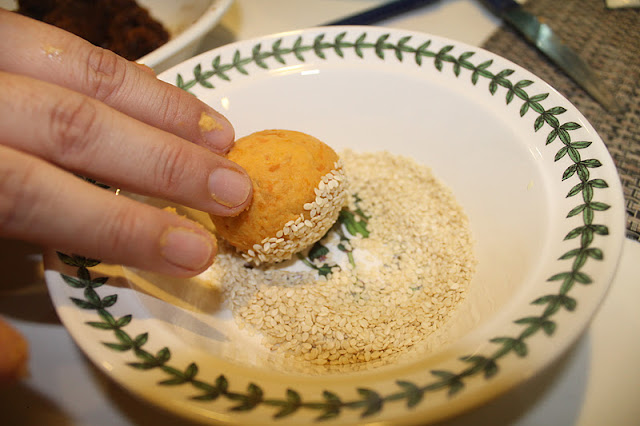 Kuih Bom Ubi Keledek - Azie Kitchen