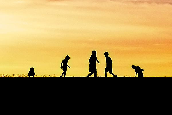 Un grupo de niños juegan al amanecer.